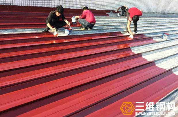 第三步对钢结构屋面进行刷防锈漆等等