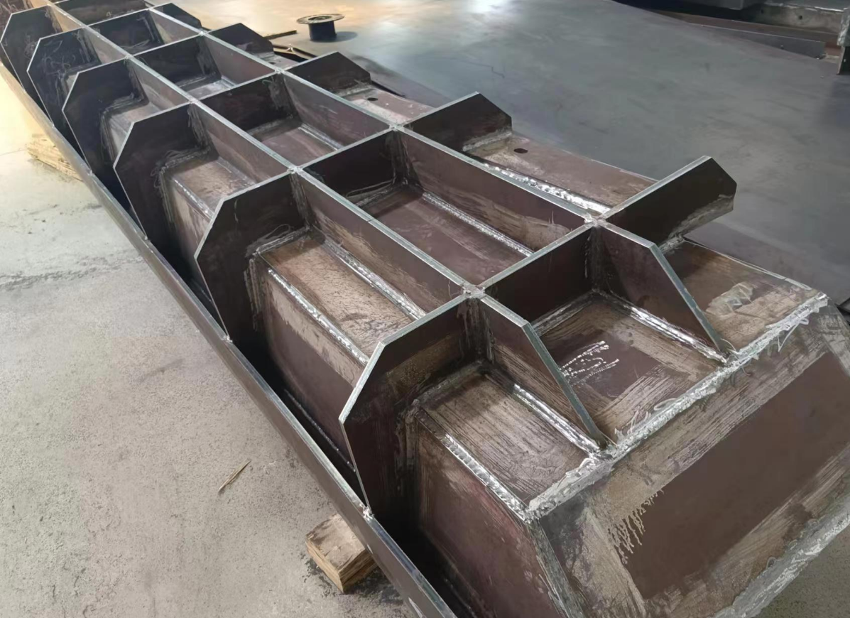 法国破碎站卸料斗项目